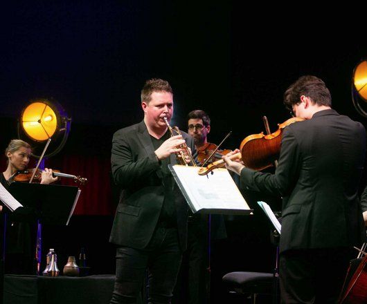 Orchestre avec un trompettiste et un violoniste