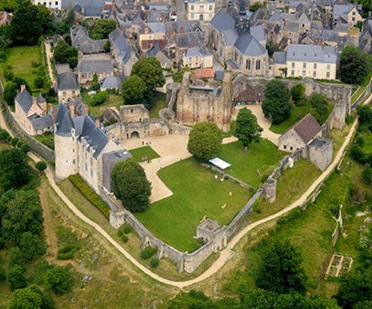 Sainte-Suzanne, petit cité de caractère vue du ciel