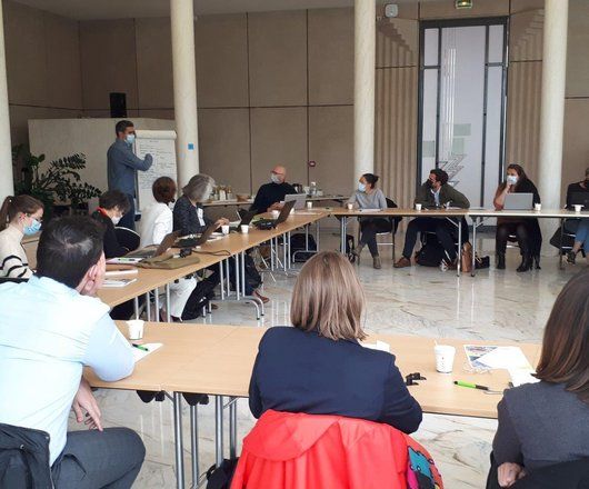 Photo de personnes assises autour d'une table en réunion