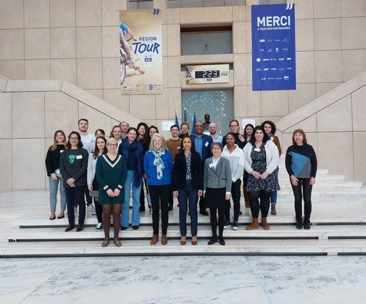 Photo de tous les membres du Hub Europe sur les marches du hall de l'Hôtel de Région, avec Mme Soultani