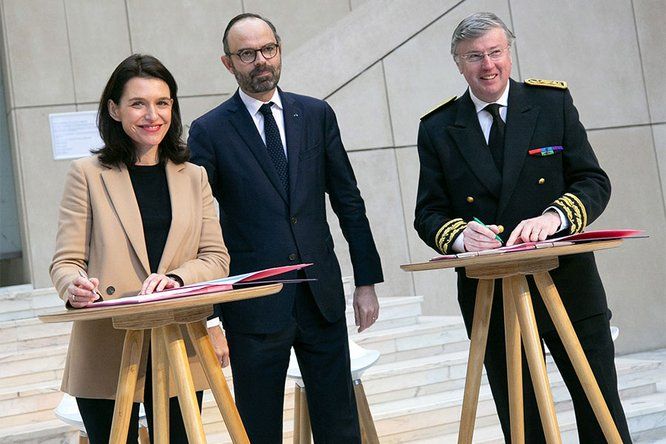 Christelle Morançais, Présidente du Conseil Régional des Pays de la Loire et Claude d'Harcourt, préfet des Pays de la Loire signent le Contrat d'avenir devant Edouard Philippe, Premier ministre