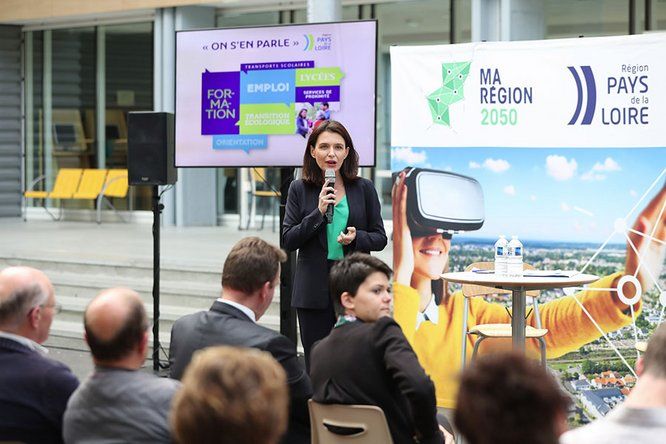 Christelle Morançais, Présidente du Conseil Régional des Pays de la Loire parle au micro devant des ligériens, en plein air à Angers