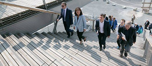 Christelle Morançais, présidente de la Région des Pays de la Loire, gravit les marches de la nouvelle passerelle, lors de l'inauguration des premiers aménagements du PEM de Laval. 