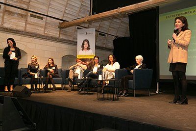 Sur scène 8 femmes, dont Christelle Morançais, Présidente du Conseil Régional des Pays de la Loire