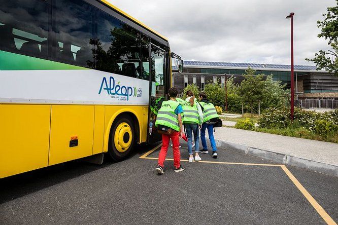 Des élèves montent dans le car scolaire