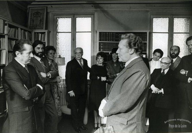 Cérémonie de remise de la Croix d’honneur au peintre français Bernard Buffet, par Maurice Druon, en janvier 1971.