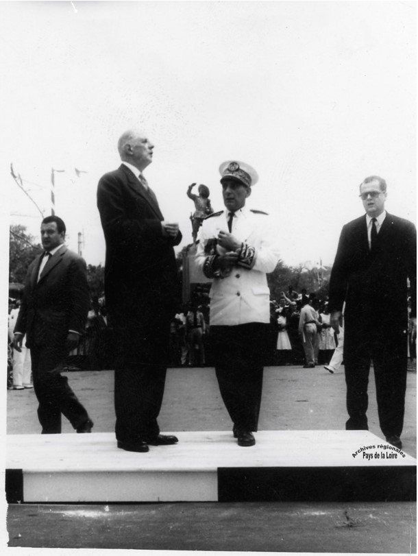 Le Général De Gaulle et Olivier Guichard (à droite) à Fort-de-France (1964)