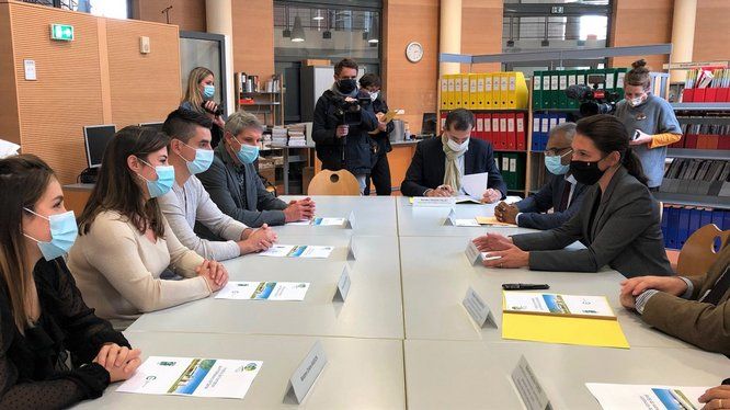 Christelle Morançais, Présidente de la Région des Pays de la Loire, en discussion avec des infirmiers