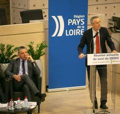 Paul Jeanneteau parle au pupitre dans l'hémicycle