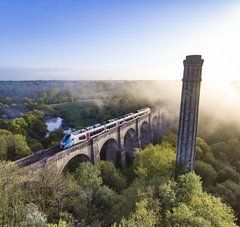 Vue aérienne, ciel bleu viaduc doucinière