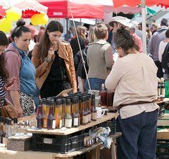 clientes sur un marché de producteurs ligériens