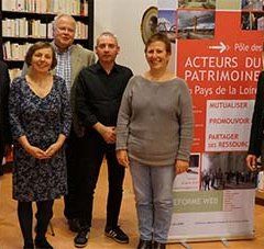 7 représentants du pôle patrimoine devant une bibliothèque