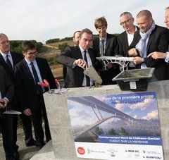 Pose de la 1ère pierre Contournement Nord de Château-Gontier Viaduc sur la Mayenne. Johann Boblin (Vice-Président infrastructures routières de la commission Transports, mobilité, infrastructures), Philippe Henry (Vice-Président Infrastructures numériques de la commission Transports, mobilité, infrastructures), Olivier Richefou (Président, CD 53)